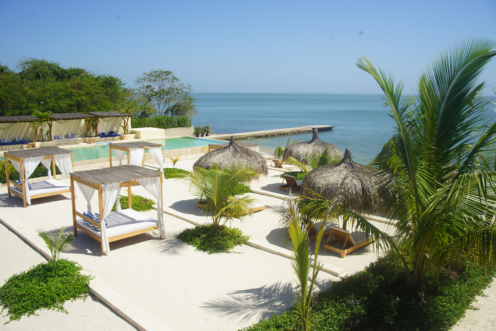 Barugrande Beach House es un proyecto verde que utiliza planta de desalinización y planta de tratamiento en la Isla de Barú, que conserva foresta nativa de más de 50 años.